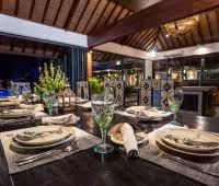 Villa Tirtha Bayu II, Mesa de comedor